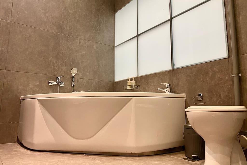 Appartement 3-bedroom Central, Spacious And Bright Apartment.