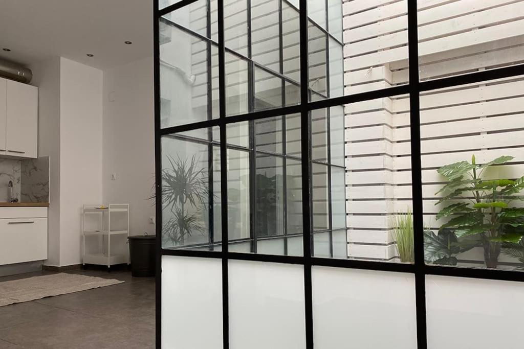 3-bedroom Central, Spacious And Bright Apartment. Appartement *