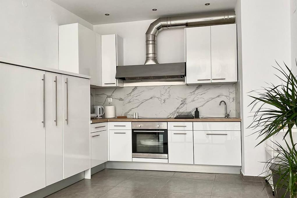 Appartement 3-bedroom Central, Spacious And Bright Apartment.