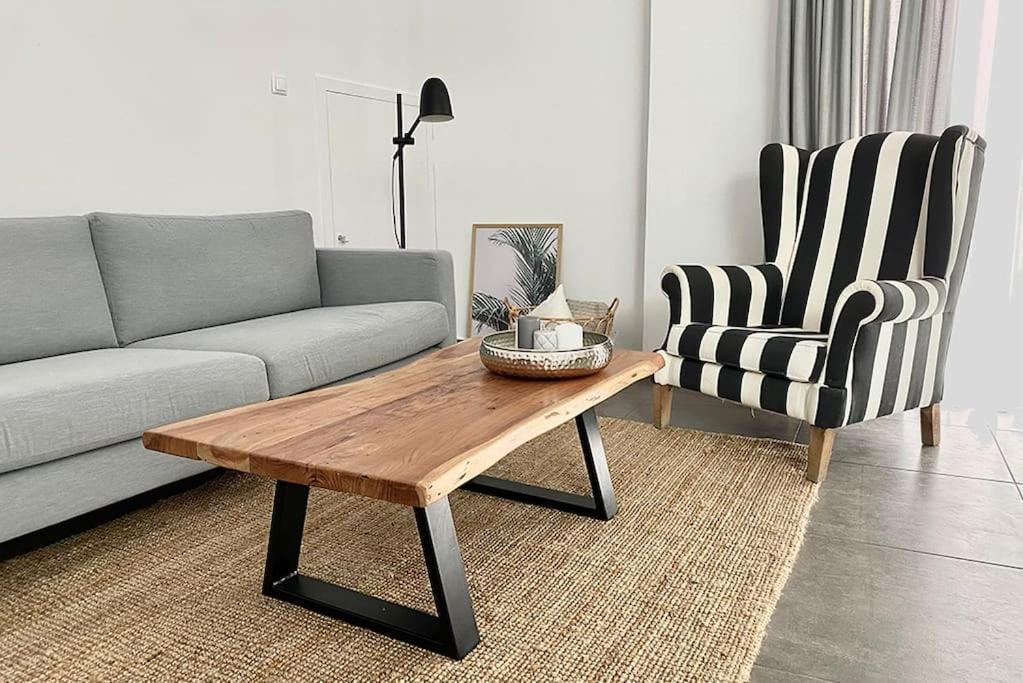3-bedroom Central, Spacious And Bright Apartment. Appartement