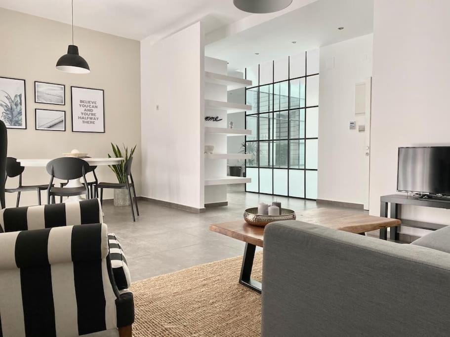 3-bedroom Central, Spacious And Bright Apartment. Appartement