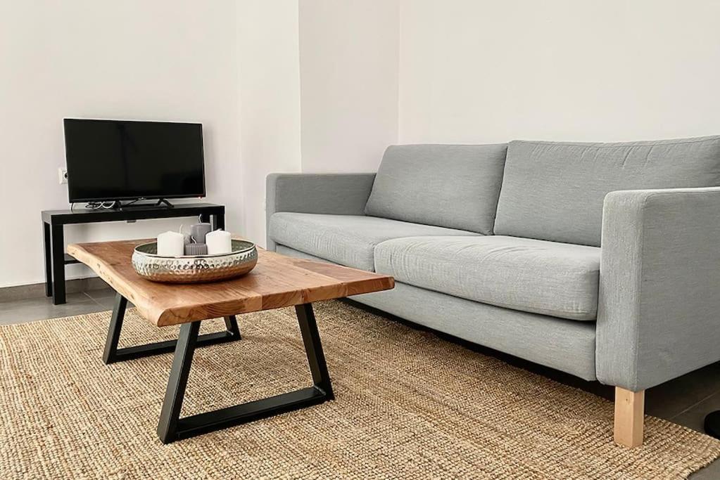 3-bedroom Central, Spacious And Bright Apartment. Appartement
